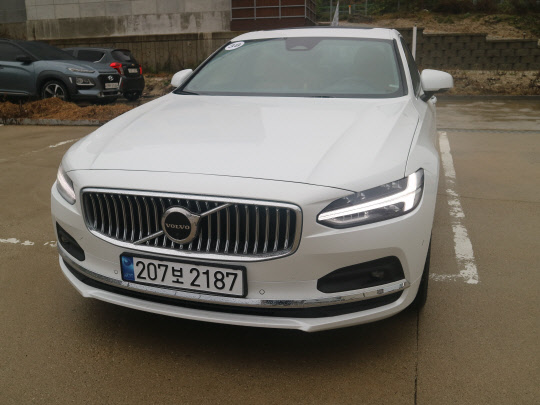 볼보 S90. 이상현 기자